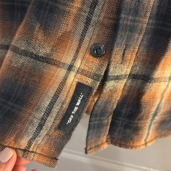 VANS RIDING FLANNEL
MENS SMALL
BARELY WORN
LIGHTWEIGHT and GREAT FOR LAYERING - Picture 7 of 9